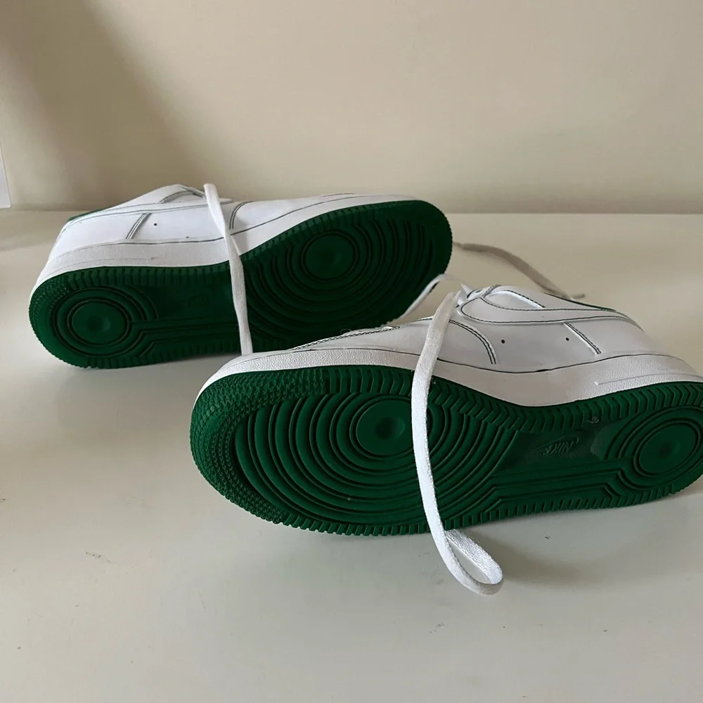 Nike Air Force 1 size 9.5M, white with green stitching - Picture 9 of 13